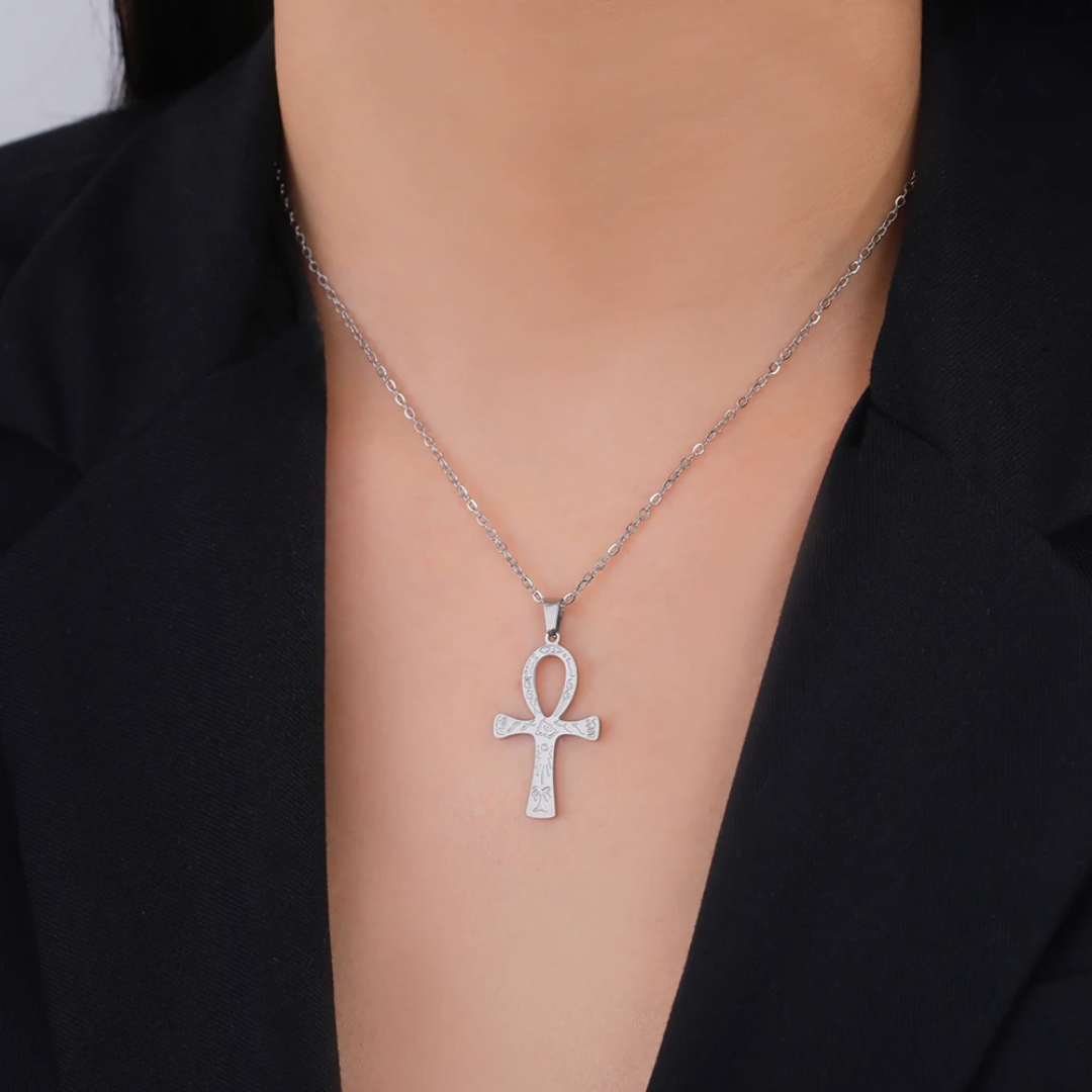 Collana con croce egizia in metallo (Usato) a Melano per CHF 5 - con Collana con croce egizia in metallo (Usato) a Melano per CHF 5 - con